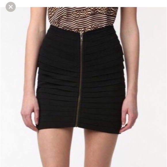 1/2off NWT 2B BEBE  black tiered bodycon mini micro skirt M front zip - Picture 1 of 9